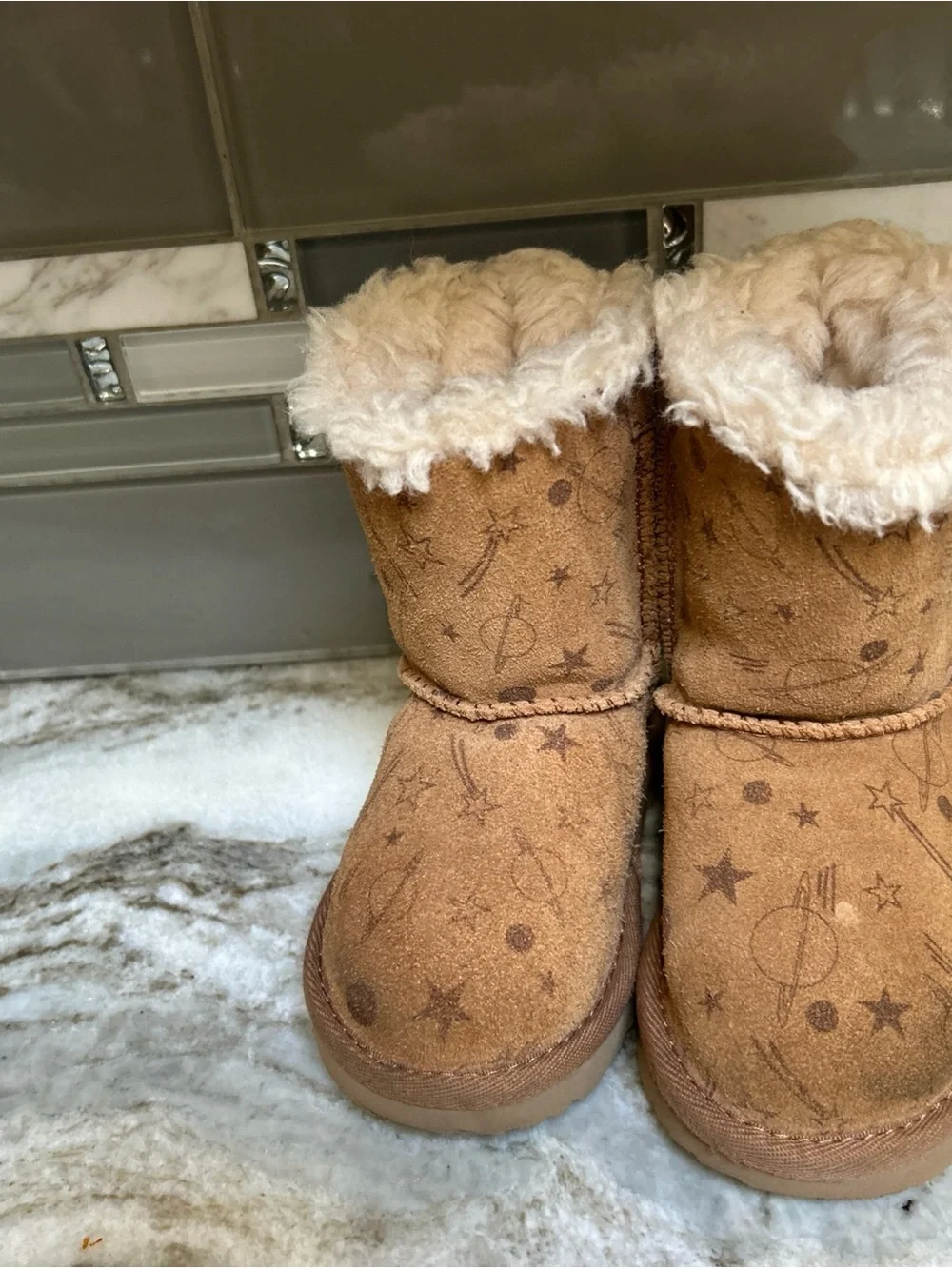 UGG Bailey Bow Moon & Stars Kid’s Boot Size US Sz 6 Toddler Girl Brown Shearling